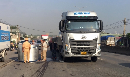 Ảnh TNGT: Nhìn lại những vụ tai nạn liên quan công-ten-nơ chở cuộn thép